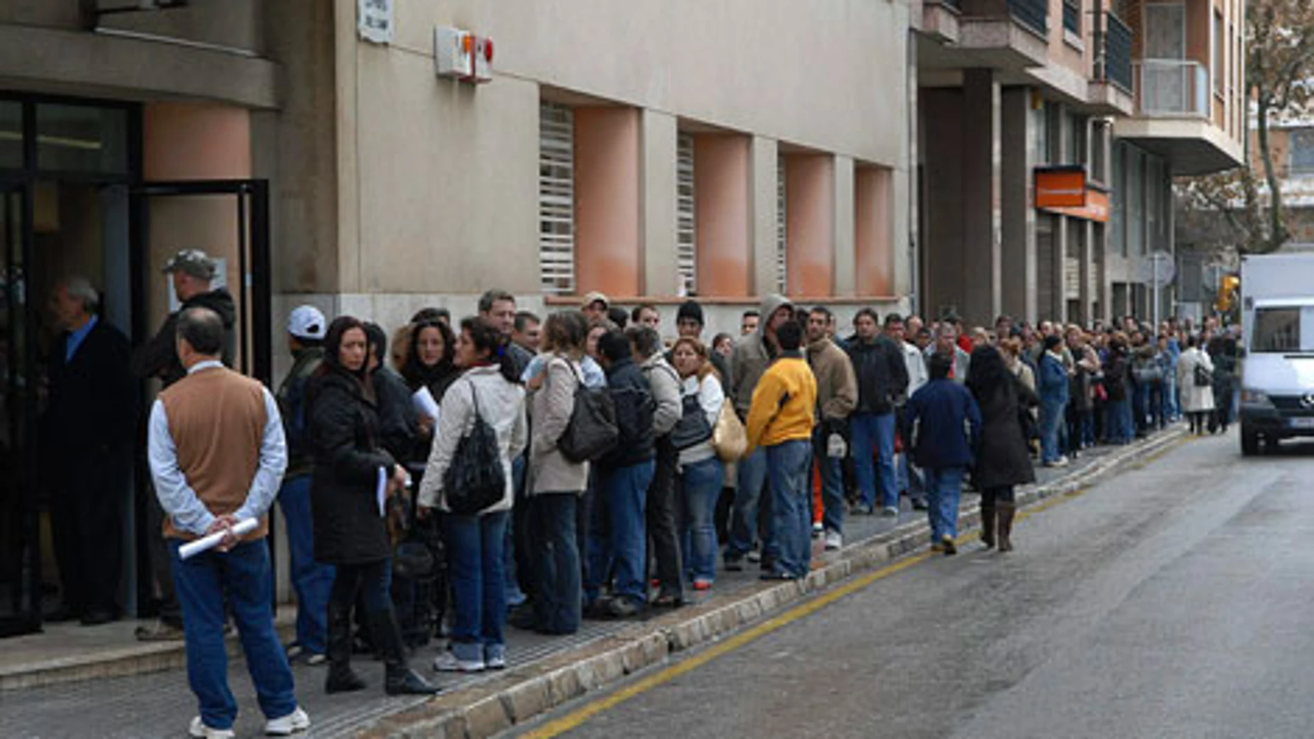 Personas en paro hacen cola a las puertas del Servicio de Ocupación de las Illes Balears Personas en paro hacen cola a las puertas del Servicio de Ocupación de las Illes Balears