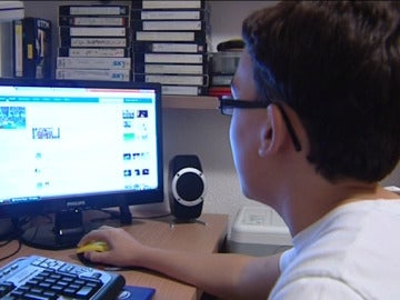 Un niño usa las redes sociales