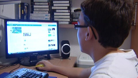 Un ni&ntilde;o usa las redes sociales