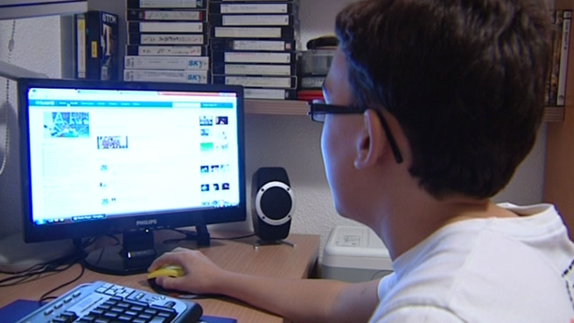 Un ni&ntilde;o usa las redes sociales