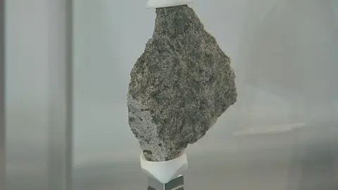 Piedra lunar donada por la NASA Piedra lunar donada por la NASA