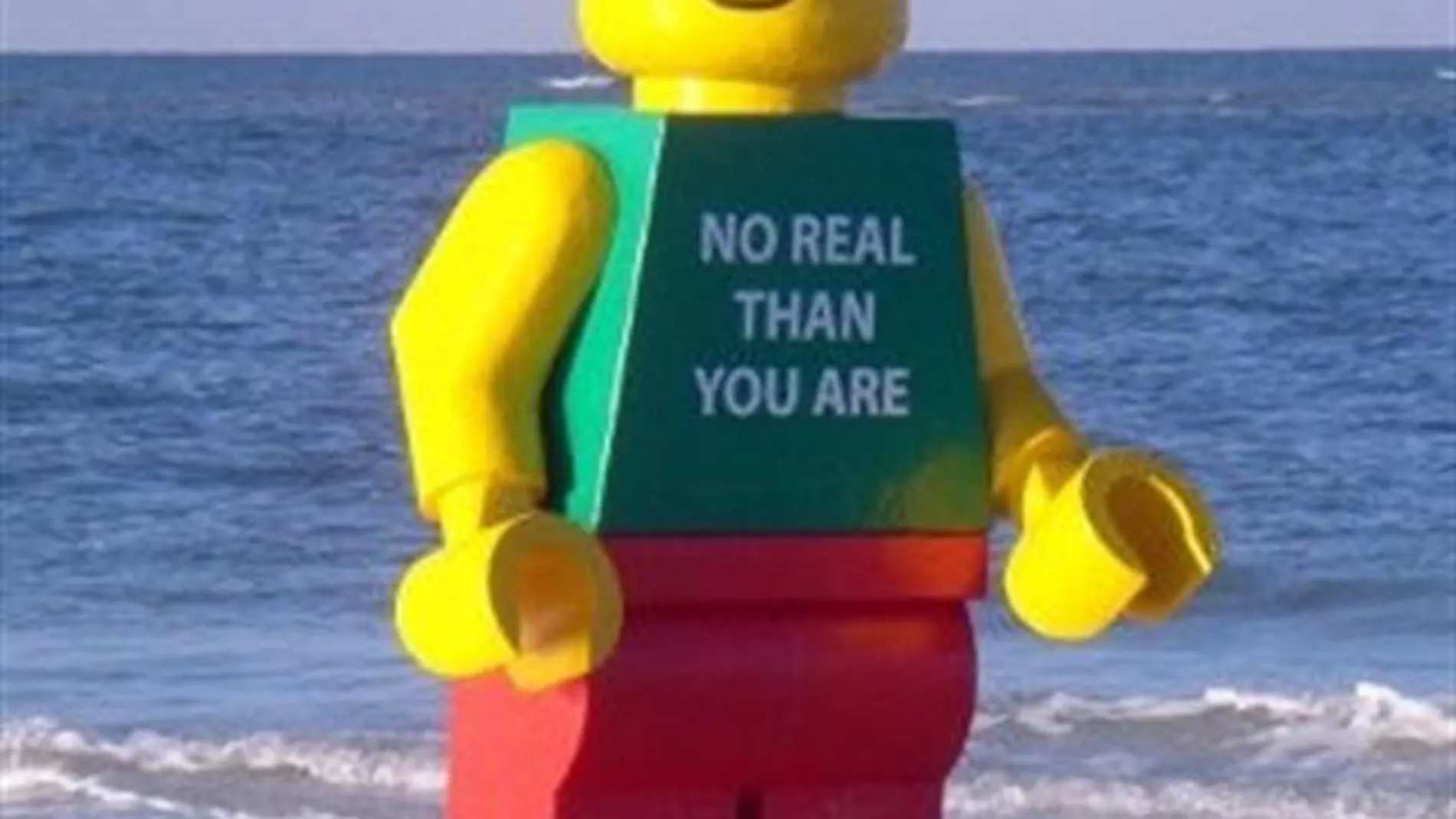 Muñeco Lego gigante hallado en una playa de Florida