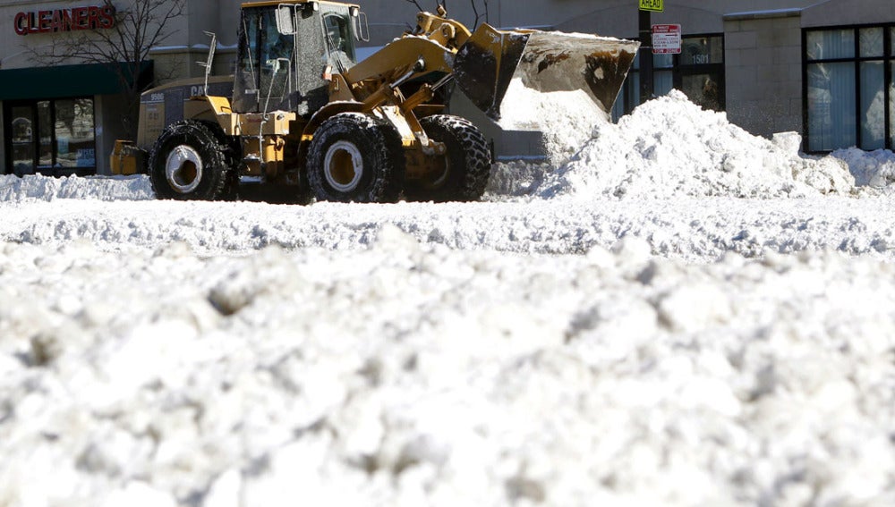 Una excavadora aparta la nieve de la calzada