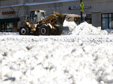 Una excavadora aparta la nieve de la calzada