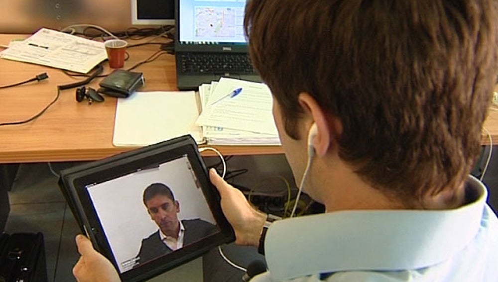Un empleado habla con otro a través de un iPad