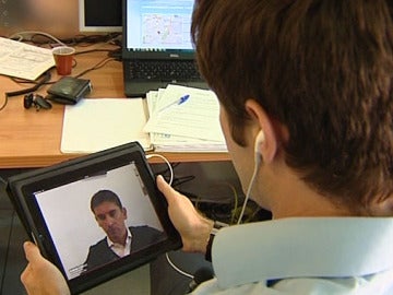 Un empleado habla con otro a través de un iPad Un empleado habla con otro a través de un iPad