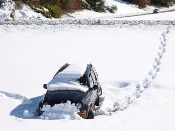 Un coche enterrado por la nieve en en Bernardston, Massachusetts