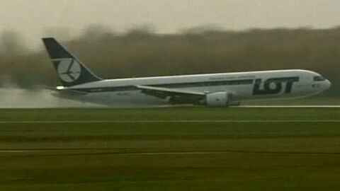 Aterrizaje de emergencia de un avi&oacute;n en Varsovia