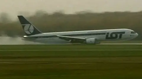 Aterrizaje de emergencia de un avión en Varsovia Aterrizaje de emergencia de un avión en Varsovia