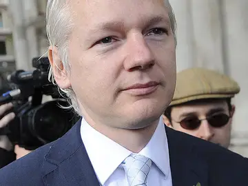 Julian Assange llega al tribunal Julian Assange llega al tribunal
