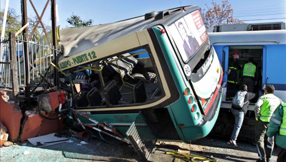 El accidente ocurrió en un cruce ferroviario sin barreras sobre una carretera