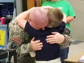 Un padre se reencuentra con su hijo tras volver de Irak.