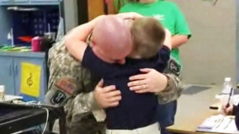 Un padre se reencuentra con su hijo tras volver de Irak.