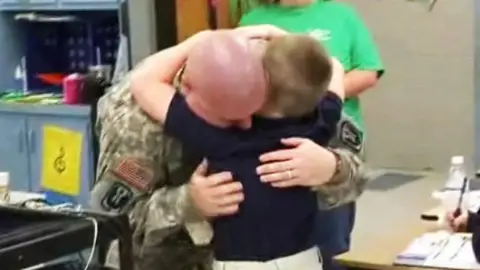 Un padre se reencuentra con su hijo tras volver de Irak. Un padre se reencuentra con su hijo tras volver de Irak.