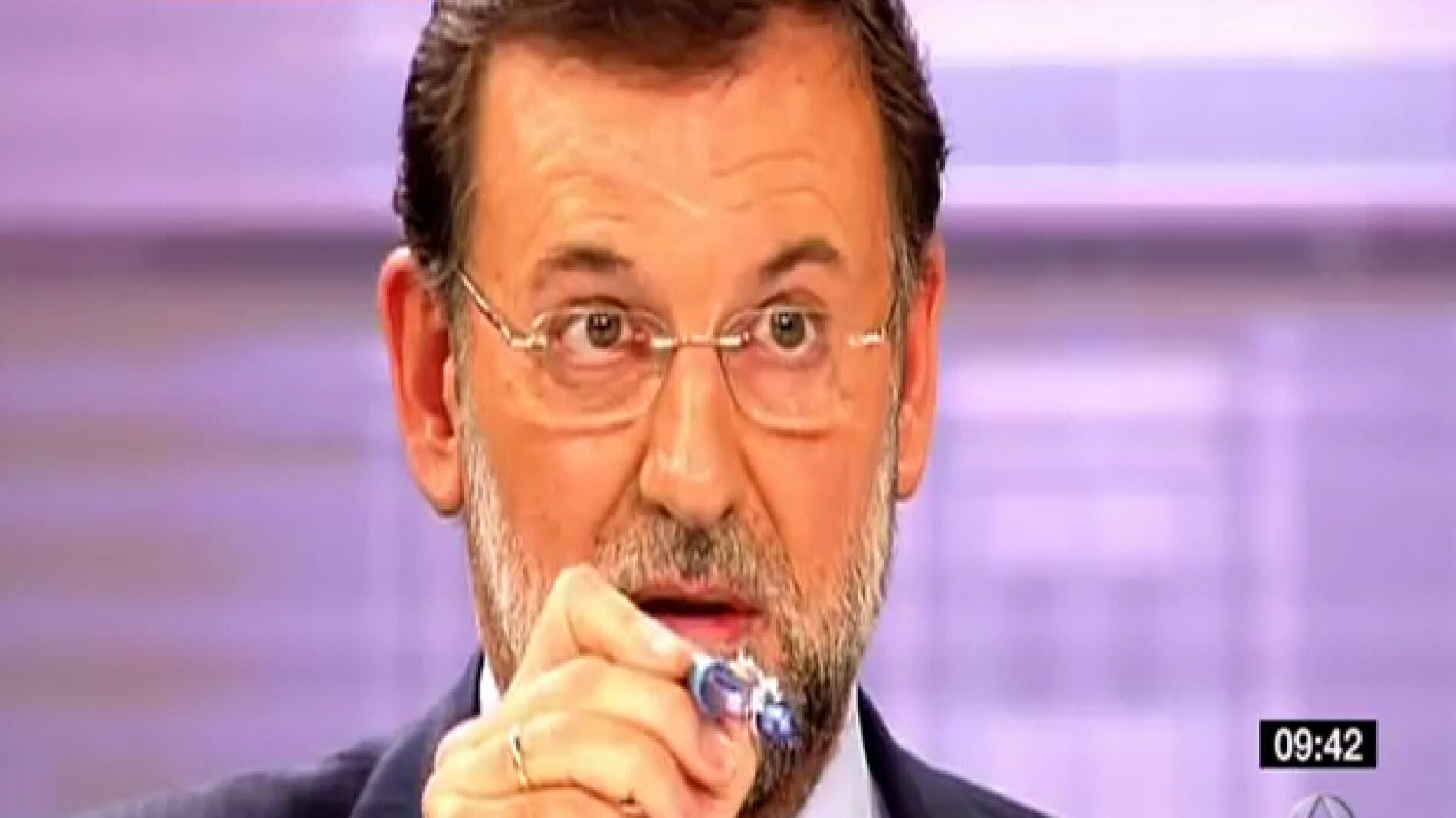 Rajoy se&ntilde;alando con un bol&iacute;grafo