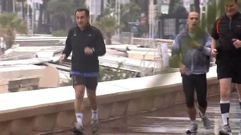 Sarkozy corriendo por la mañana Sarkozy corriendo por la mañana