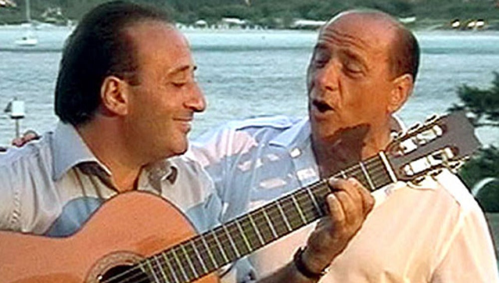 Berlusconi canta junto a Mariano Apicella