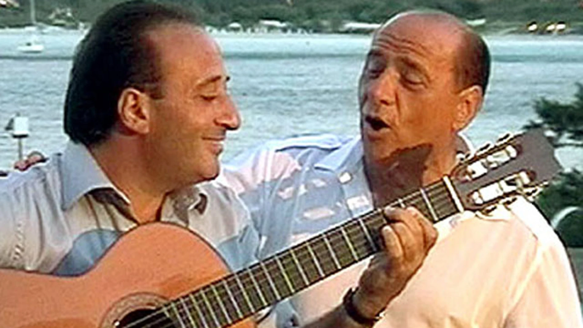 Berlusconi canta junto a Mariano Apicella Berlusconi canta junto a Mariano Apicella