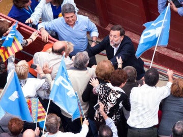 Mariano Rajoy saluda en Valencia