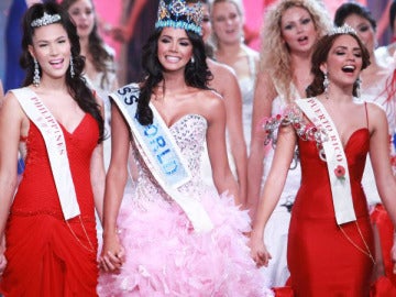 La Miss Mundo 2011 Ivian Sarcos (centro) acompañada de sus damas de honor Miss Filipinas y Puerto Rico.