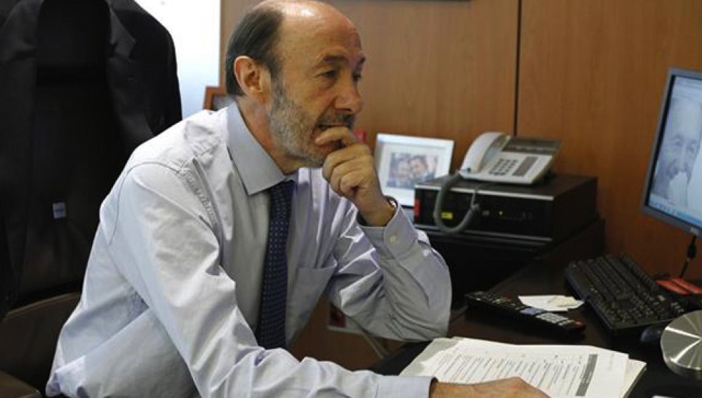 Alfredo Pérez Rubalcaba en su despacho