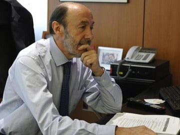 Alfredo Pérez Rubalcaba en su despacho