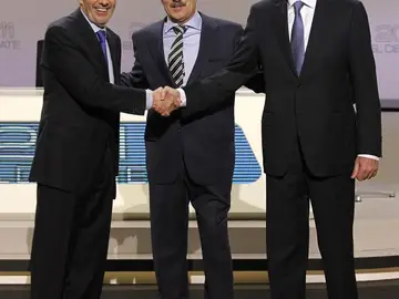Rubalcaba y Rajoy se saludan antes del debate. Rubalcaba y Rajoy se saludan antes del debate.