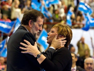 Mariano Rajoy abraza a Celia Villalobos