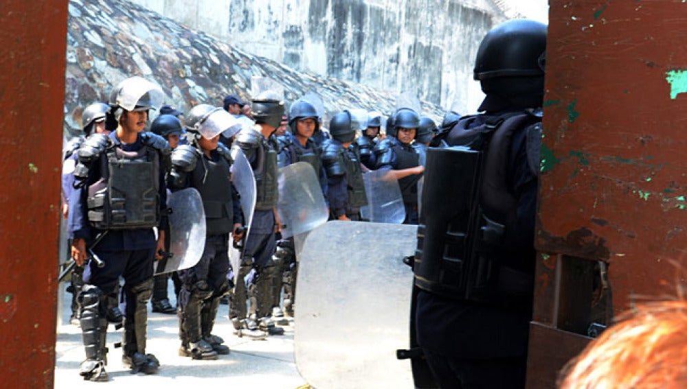 Policías estatales resguardan un penal de la ciudad mexicana de Acapulco