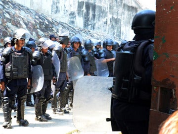 Policías estatales resguardan un penal de la ciudad mexicana de Acapulco