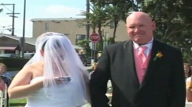 Enganchada al móvil hasta en su boda