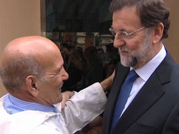 Un ciudadano saluda a Mariano Rajoy