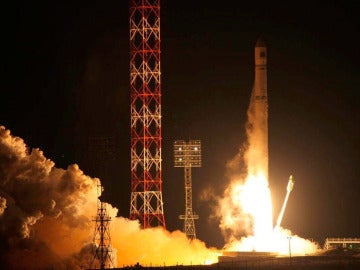 El cohete ruso Zenit-2, que transporta la estación interplanetaria rusa Fobos-Grunt
