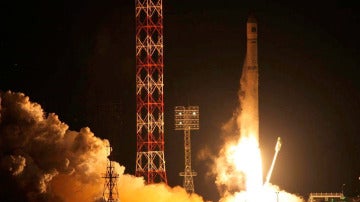 El cohete ruso Zenit-2, que transporta la estación interplanetaria rusa Fobos-Grunt