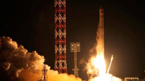 El cohete ruso Zenit-2, que transporta la estaci&oacute;n interplanetaria rusa Fobos-Grunt