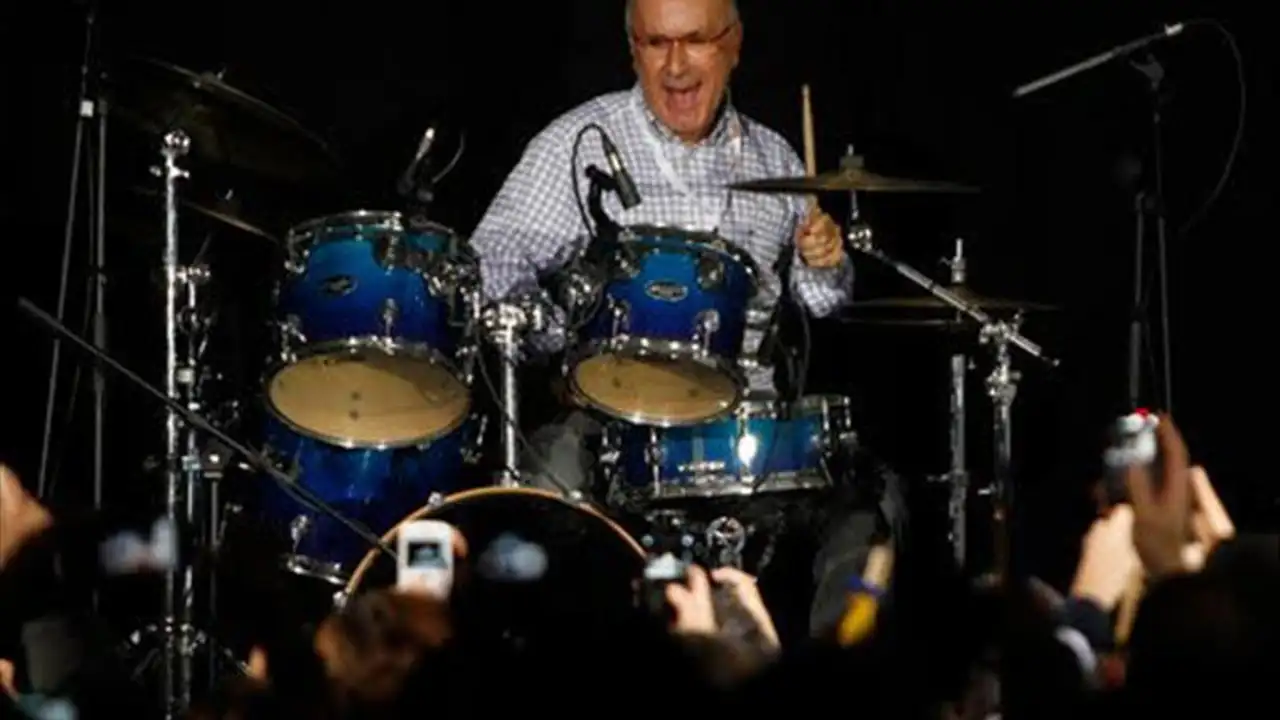 Duran i Lleida sorprende en un mitin tocando la batería