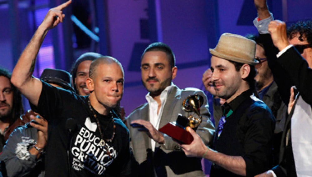 Calle 13 aceptando uno de los Grammy