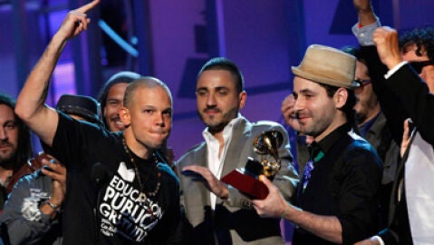 Calle 13 aceptando uno de los Grammy