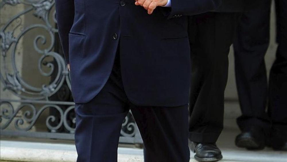 Berlusconi a la salida de su comida con Monti