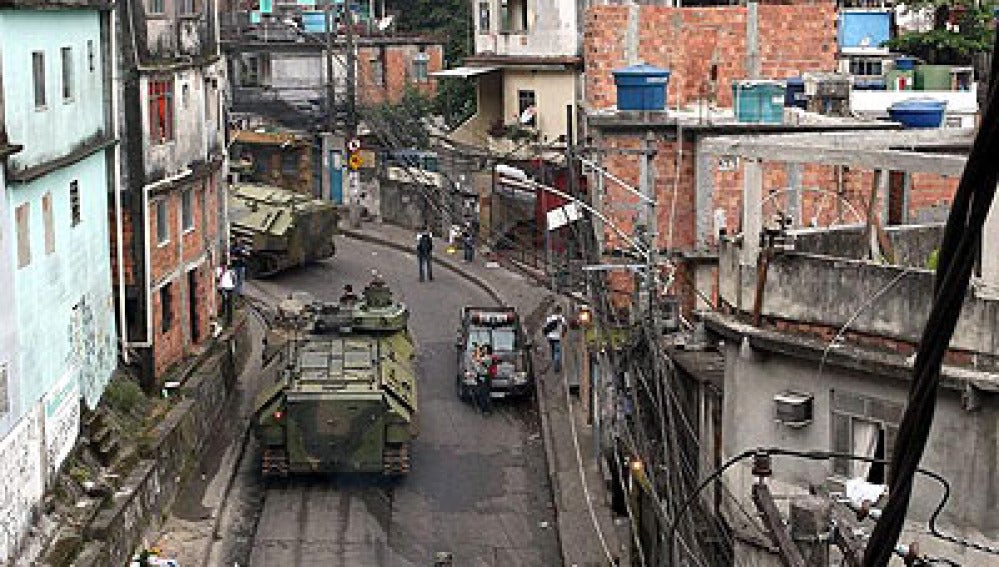 Varios tanques en La Rocinha
