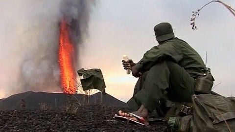 El volc&aacute;n Nyamulagira arrojando lava en el Congo