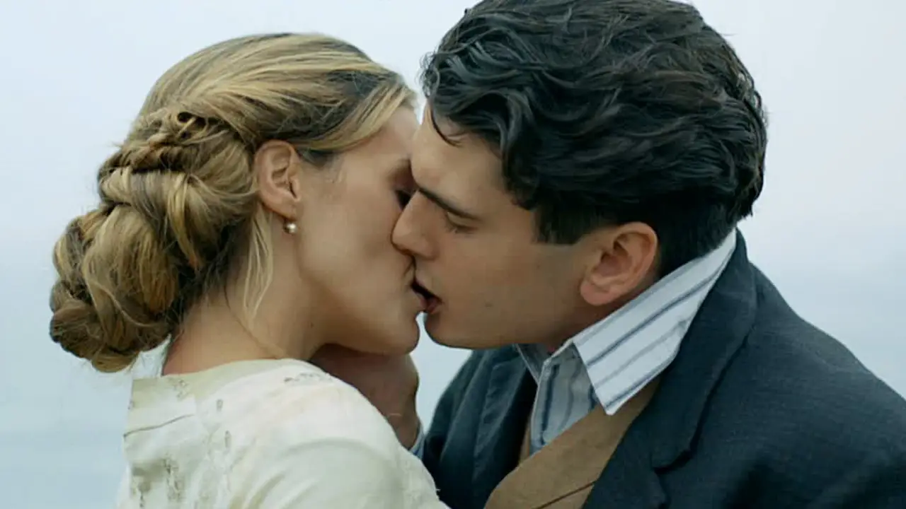 Julio y Alicia se besan en el acantilado