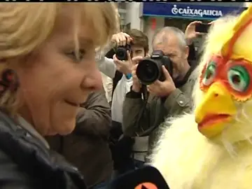 Aguirre habla con un dignado vestido de pollo Aguirre habla con un dignado vestido de pollo