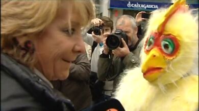 Esperanza Aguirre dialoga con un indignado disfrazado de pollo