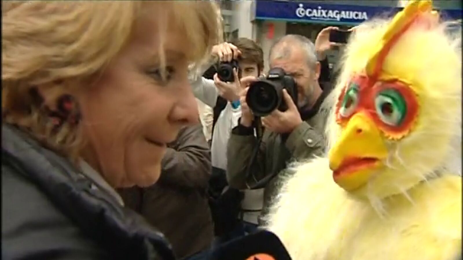 Esperanza Aguirre dialoga con un indignado disfrazado de pollo