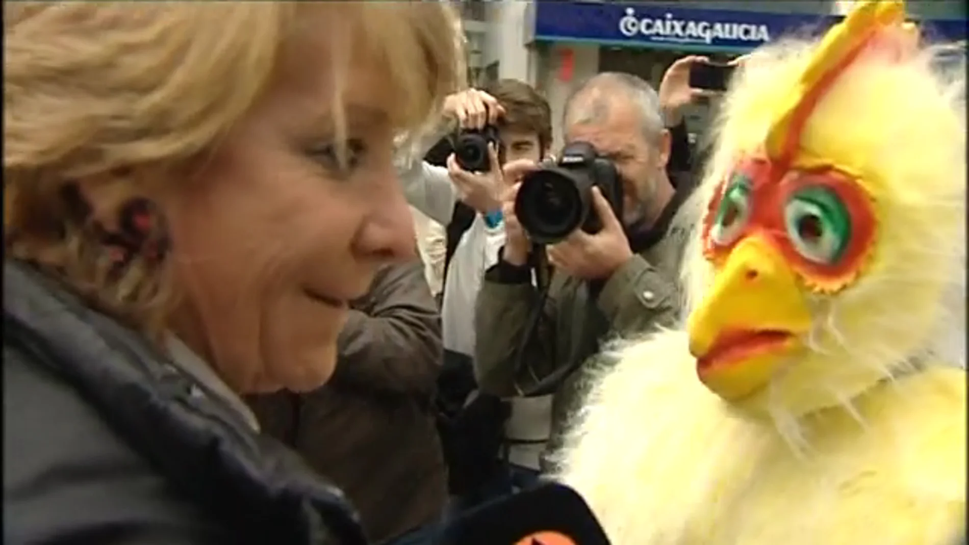 Aguirre habla con un dignado vestido de pollo