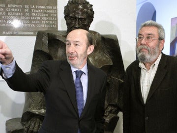 Rubalcaba y Cándido Méndez tras la reunión