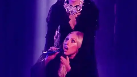 Lady Gaga aparece sin cabeza Lady Gaga aparece sin cabeza