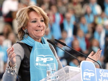 Esperanza Aguirre en un mitin en Las Rozas