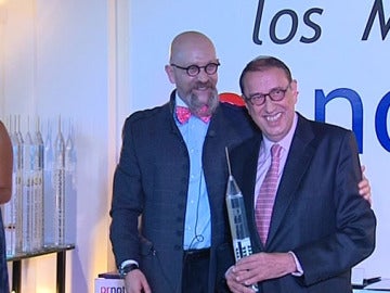 El presidente de La Razón, Mauricio Casals, recibe un premio